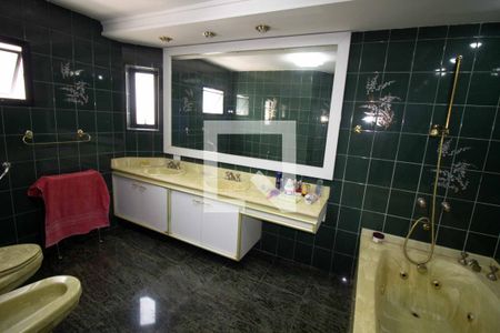 Apartamento à venda com 275m², 4 quartos e 3 vagasBanheiro do Quarto 2