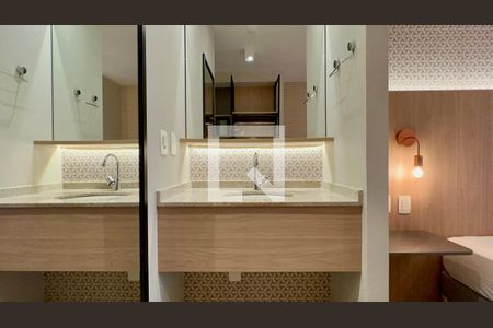 Banheiro de kitnet/studio para alugar com 1 quarto, 24m² em Vila Madalena, São Paulo
