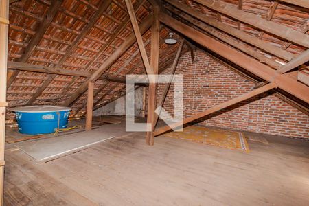 Casa à venda com 200m², 4 quartos e 2 vagas Casa à venda com 200m², 4 quartos e 2 vagasSotão