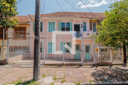 Casa à venda com 200m², 4 quartos e 2 vagas Casa à venda com 200m², 4 quartos e 2 vagasFachada