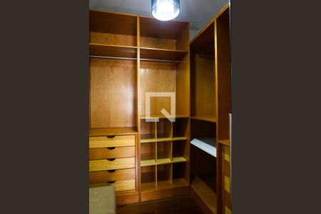 Casa de condomínio à venda com 88m², 2 quartos e 2 vagas Casa de condomínio à venda com 88m², 2 quartos e 2 vagasCloset da Suite