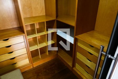 Casa de condomínio à venda com 88m², 2 quartos e 2 vagas Casa de condomínio à venda com 88m², 2 quartos e 2 vagasCloset da Suite