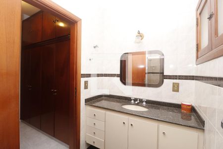 Casa à venda com 274m², 3 quartos e 4 vagasBanheiro da Suíte 2