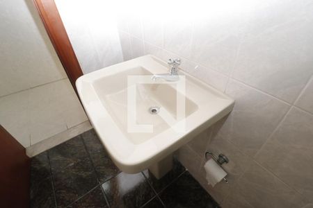 Casa à venda com 274m², 3 quartos e 4 vagasBanheiro de serviço