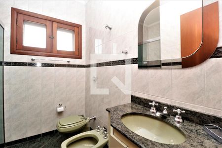 Casa à venda com 274m², 3 quartos e 4 vagasBanheiro da Suíte 1