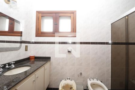 Casa à venda com 274m², 3 quartos e 4 vagasBanheiro da Suíte 2