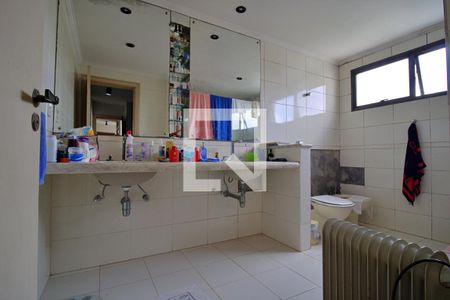 Apartamento para alugar com 383m², 4 quartos e 5 vagas Apartamento para alugar com 383m², 4 quartos e 5 vagasBanheiro da Suíte 1