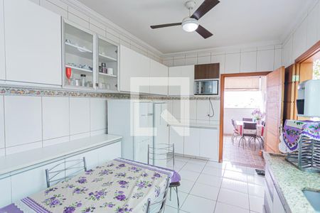 Casa à venda com 162m², 3 quartos e 4 vagas Casa à venda com 162m², 3 quartos e 4 vagasCozinha