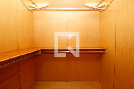 Apartamento à venda com 382m², 4 quartos e 4 vagas Apartamento à venda com 382m², 4 quartos e 4 vagasCloset