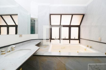 Apartamento à venda com 382m², 4 quartos e 4 vagas Apartamento à venda com 382m², 4 quartos e 4 vagasBanheiro da Suíte 4