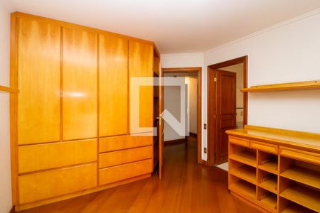 Apartamento à venda com 382m², 4 quartos e 4 vagas Apartamento à venda com 382m², 4 quartos e 4 vagasQuarto 2 - Suíte