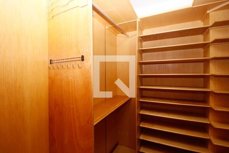 Apartamento à venda com 382m², 4 quartos e 4 vagas Apartamento à venda com 382m², 4 quartos e 4 vagasCloset