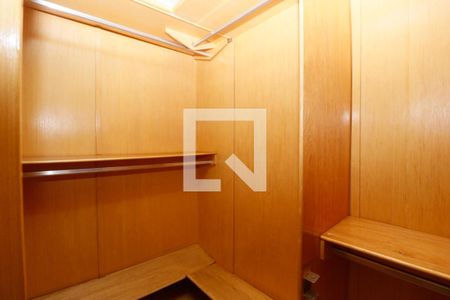 Apartamento à venda com 382m², 4 quartos e 4 vagas Apartamento à venda com 382m², 4 quartos e 4 vagasCloset