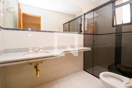 Apartamento à venda com 382m², 4 quartos e 4 vagas Apartamento à venda com 382m², 4 quartos e 4 vagasBanheiro da Suíte 2