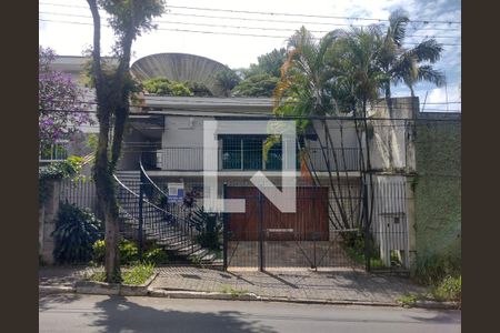 Casa à venda com 330m², 3 quartos e 3 vagasFachada