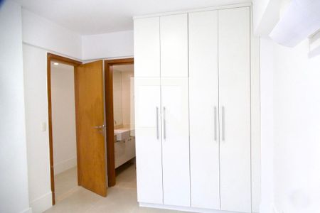Apartamento à venda com 200m², 4 quartos e 2 vagas Apartamento à venda com 200m², 4 quartos e 2 vagasSuíte