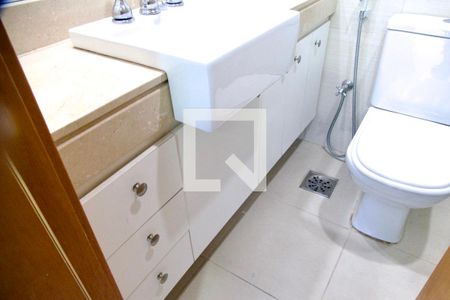 Apartamento à venda com 200m², 4 quartos e 2 vagas Apartamento à venda com 200m², 4 quartos e 2 vagasSuíte banheiro