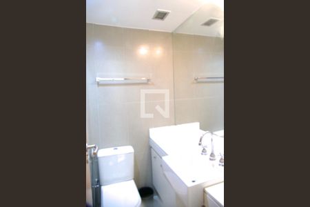 Apartamento à venda com 200m², 4 quartos e 2 vagas Apartamento à venda com 200m², 4 quartos e 2 vagasSuíte banheiro