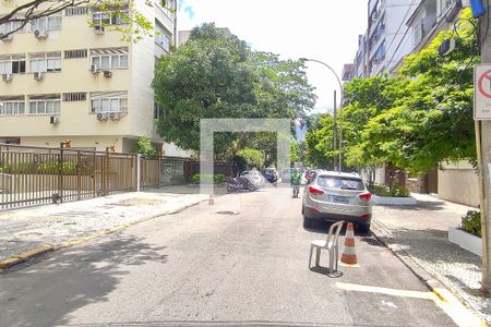 Apartamento à venda com 200m², 4 quartos e 2 vagas Apartamento à venda com 200m², 4 quartos e 2 vagasVista da Rua