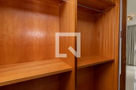 Apartamento à venda com 285m², 4 quartos e 2 vagas Apartamento à venda com 285m², 4 quartos e 2 vagasCloset da Suíte 1