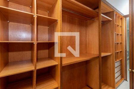 Apartamento à venda com 285m², 4 quartos e 2 vagas Apartamento à venda com 285m², 4 quartos e 2 vagasCloset da Suíte 1