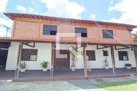 Casa à venda com 460m², 3 quartos e 3 vagas Casa à venda com 460m², 3 quartos e 3 vagasFachada