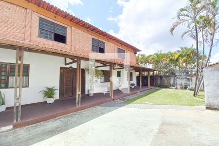 Casa à venda com 460m², 3 quartos e 3 vagas Casa à venda com 460m², 3 quartos e 3 vagasFachada