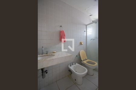 Casa de condomínio à venda com 630m², 6 quartos e 3 vagasBanheiro da Suíte do Anexo