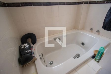 Casa de condomínio à venda com 630m², 6 quartos e 3 vagasBanheiro da Suíte 4