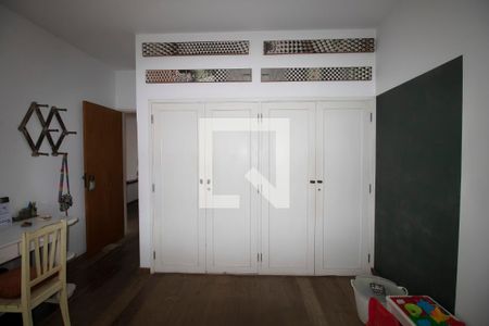 Casa à venda com 360m², 4 quartos e 4 vagas Casa à venda com 360m², 4 quartos e 4 vagasQuarto 4