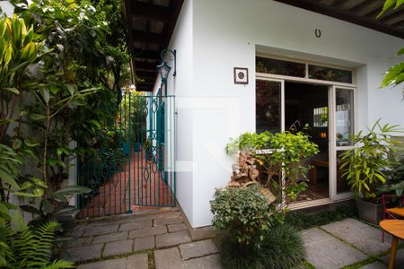 Casa à venda com 360m², 4 quartos e 4 vagas Casa à venda com 360m², 4 quartos e 4 vagasJardim da Frente Entrada