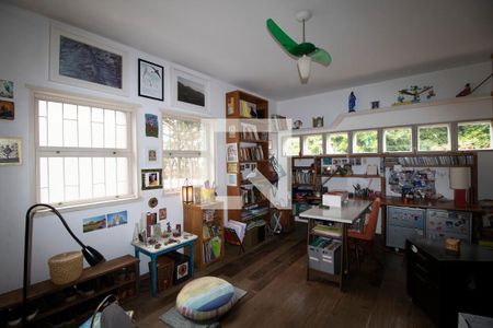 Casa à venda com 360m², 4 quartos e 4 vagas Casa à venda com 360m², 4 quartos e 4 vagasQuarto 2