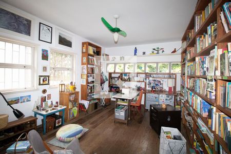 Casa à venda com 360m², 4 quartos e 4 vagas Casa à venda com 360m², 4 quartos e 4 vagasQuarto 2