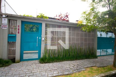 Casa à venda com 360m², 4 quartos e 4 vagas Casa à venda com 360m², 4 quartos e 4 vagasFachada