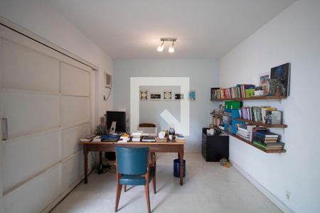 Casa à venda com 360m², 4 quartos e 4 vagas Casa à venda com 360m², 4 quartos e 4 vagasEscritorio