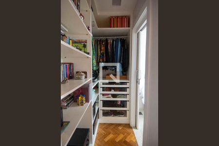 Apartamento à venda com 240m², 3 quartos e 1 vaga Apartamento à venda com 240m², 3 quartos e 1 vagaCloset do quarto 2