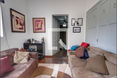 Casa à venda com 250m², 4 quartos e 5 vagasSala de TV - Quartos