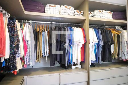 Apartamento à venda com 170m², 3 quartos e 1 vaga Apartamento à venda com 170m², 3 quartos e 1 vagaCloset da suíte 2