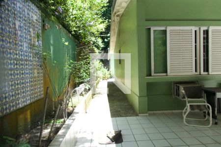 Casa à venda com 1330m², 3 quartos e 3 vagas Casa à venda com 1330m², 3 quartos e 3 vagasVaranda