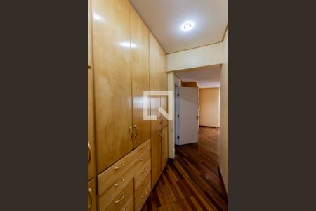 Apartamento à venda com 476m², 4 quartos e 4 vagas Apartamento à venda com 476m², 4 quartos e 4 vagasCloset