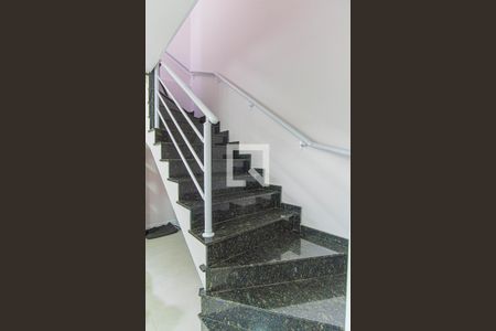 Apartamento à venda com 97m², 2 quartos e 1 vaga Apartamento à venda com 97m², 2 quartos e 1 vagaEscada