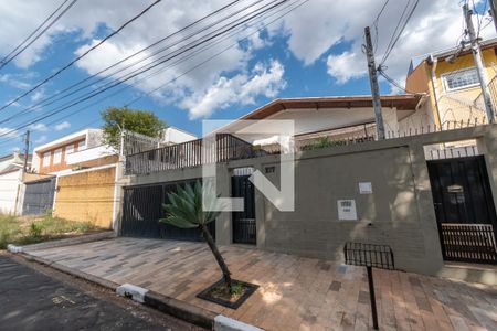 Casa à venda com 250m², 4 quartos e 2 vagas Casa à venda com 250m², 4 quartos e 2 vagasFachada