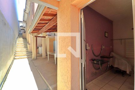 Casa à venda com 90m², 2 quartos e 2 vagasFundos