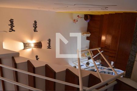 Casa de condomínio à venda com 120m², 3 quartos e 1 vagaEscada 