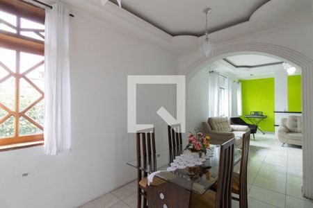 Casa à venda com 370m², 6 quartos e 3 vagas Casa à venda com 370m², 6 quartos e 3 vagasSala