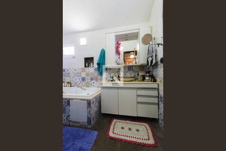 Casa de condomínio à venda com 350m², 5 quartos e 1 vaga Casa de condomínio à venda com 350m², 5 quartos e 1 vagaBanheiro da Suíte