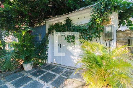 Casa de condomínio à venda com 350m², 5 quartos e 1 vaga Casa de condomínio à venda com 350m², 5 quartos e 1 vagaFachada