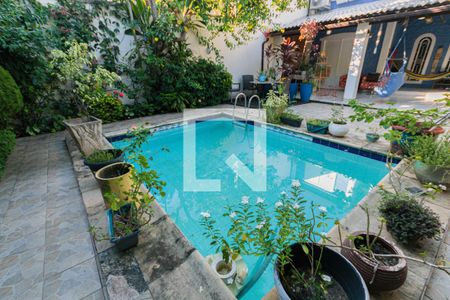 Casa de condomínio à venda com 350m², 5 quartos e 1 vaga Casa de condomínio à venda com 350m², 5 quartos e 1 vagaPiscina