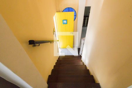 Casa de condomínio à venda com 350m², 5 quartos e 1 vaga Casa de condomínio à venda com 350m², 5 quartos e 1 vagaEscada