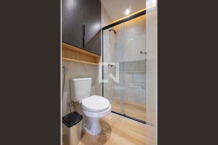 Banheiro de kitnet/studio para alugar com 1 quarto, 27m² em Pinheiros, São Paulo